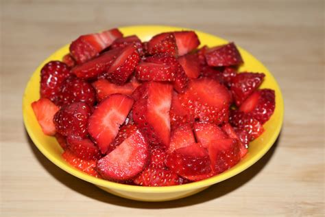 Schüssel mit geschnittenen Erdbeeren, Äpfeln und Bananen