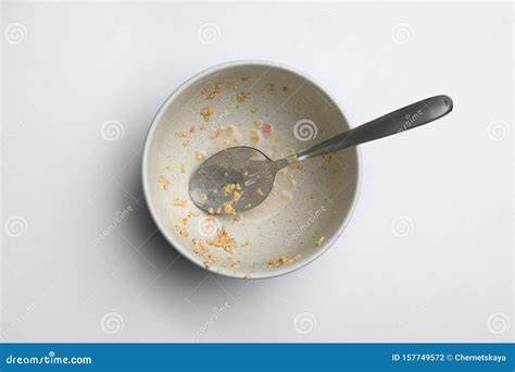 Schüssel mit gesiebtem Puderzucker und Löffel