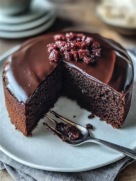 Schüssel mit glänzender Ganache zum Schichten