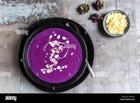 Schüssel mit glattem Nougatmousse, garniert