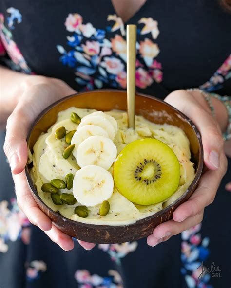 Schüssel mit grün-gelbem Nicecream aus Kiwi und Banane