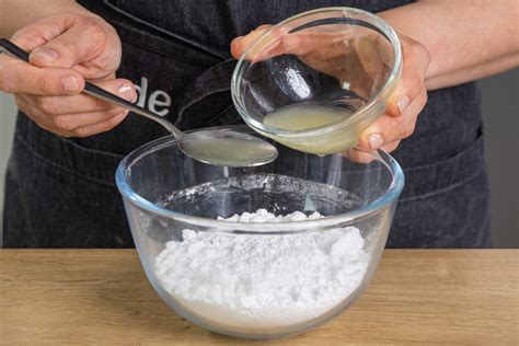 Schüssel mit grünem Zuckerguss und Löffel