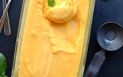 Schüssel mit halbgefrorenem Meloneneis, nach dem Umrühren