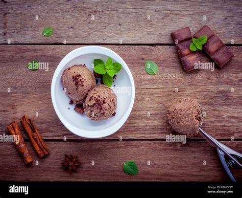 Schüssel mit hausgemachtem Schokoladeneis und Schokostückchen