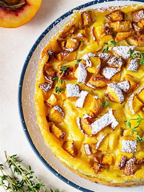 Schüssel mit hausgemachtem Vanillepudding und Kochlöffel