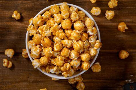Schüssel mit karamellisiertem Popcorn