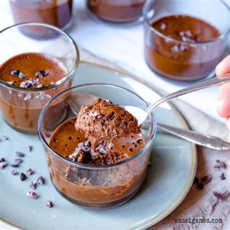 Schüssel mit luftiger Mousse au Chocolat garniert mit Schokoraspeln