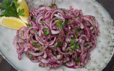 Schüssel mit marinierten roten Zwiebeln