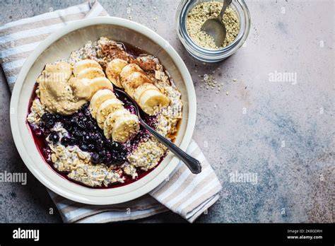 Schüssel mit selbstgemachtem Milchbrei, Haferflocken und Banane