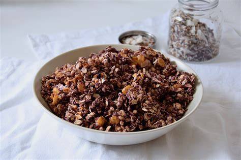 Schüssel mit selbstgemachtem glutenfreiem Schokomüsli mit Schokostückchen und Nüssen