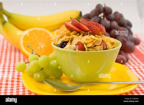 Schüssel mit ungesüßten Cornflakes und frischem Obst