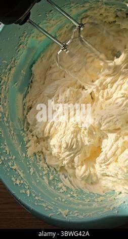 Schüssel mit veganer Buttercreme, cremige Textur