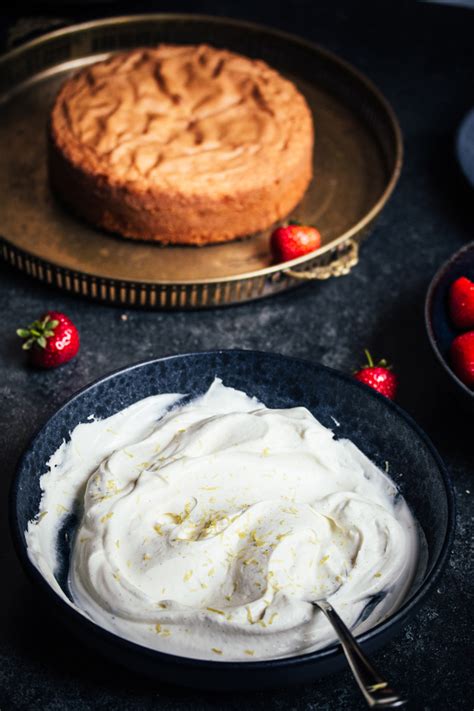 Schüssel mit veganer Sahnecreme und Marzipan