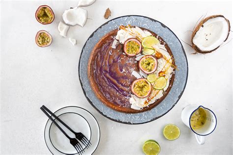 Schüssel mit violetter Mascarpone-Heidelbeercreme, Spatel