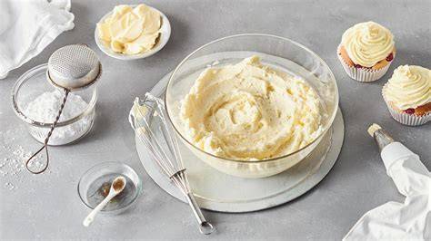 Schüssel mit weißer Frischkäse-Buttercreme und Teigkarte