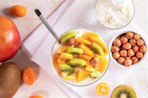 Schüssel mit weißer Puderzucker-Orangen-Glasur und Zitrusfrüchten