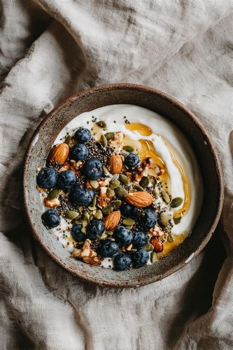 Schüssel schokoladenfreies Müsli mit Nüssen und Samen