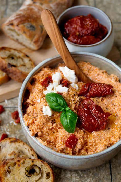 Schüsseln mit Knoblauch-Joghurt-Dip und Tomaten-Feta-Dip