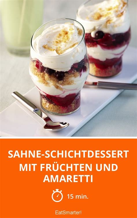 Schüsseln mit Mascarpone, Sahne und Amaretti