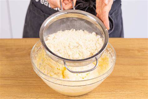 Schüsseln mit gemahlenen Mandeln und Hafermehl