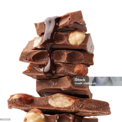 Schüsseln mit geschmolzener Schokolade und Nüssen