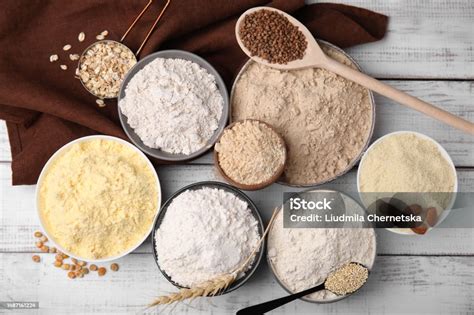 Schüsseln mit verschiedenen Mehl- und Milchvarianten