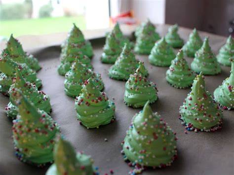 Schüttelkekse und Baiser-Weihnachtsbäumchen als Streusel-Deko-Inspiration