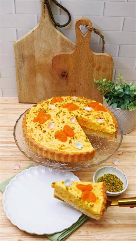 Schüttelkuchen mit Mandarinen auf Tortenplatte