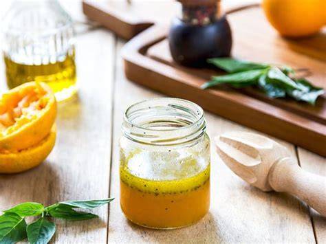 Schütteln des Dressings im Schraubglas