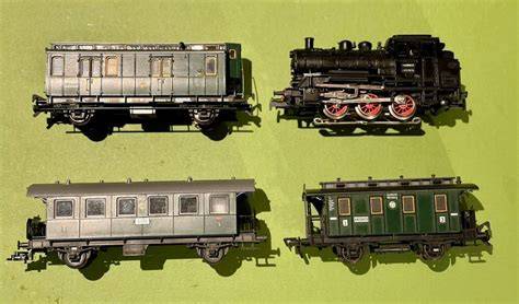 Schablonen und Zuschnitt: Lok, Waggons, Räder und Dachteile