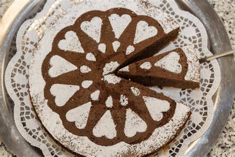 Schablonieren mit Puderzucker auf Torte