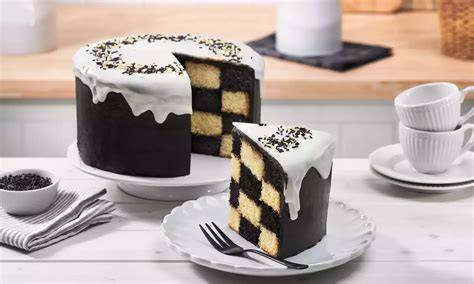 Schachbrett-Torte angeschnitten: deutliches Schachbrett-Muster
