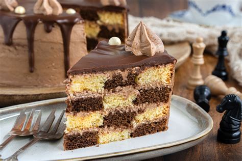 Schachbrett-Torte mit Schoko-Drip und Zuckerstreuseln dekoriert