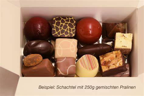 Schachtel Pralinen mit Hinweis Alkohol