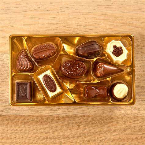Schachteln mit unterschiedlichen belgischen Pralinen