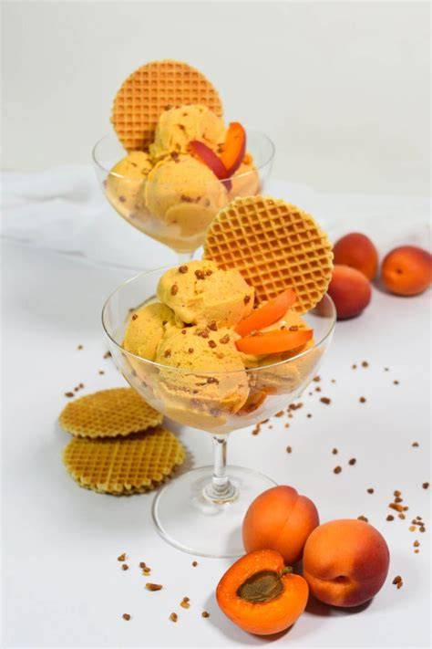 Schale Aprikoseneis mit Mandeln als Topping