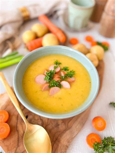 Schale Kartoffelsuppe mit gebratenen Pastinakenwürfeln und Thymian