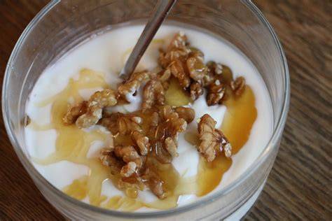 Schale griechischer Joghurt mit Honig und Nüssen
