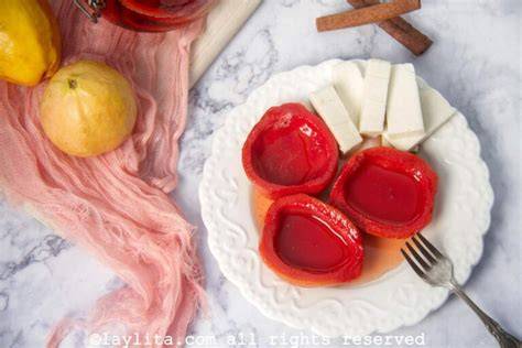 Schale mit Cascos de Guayaba und Frischkäse