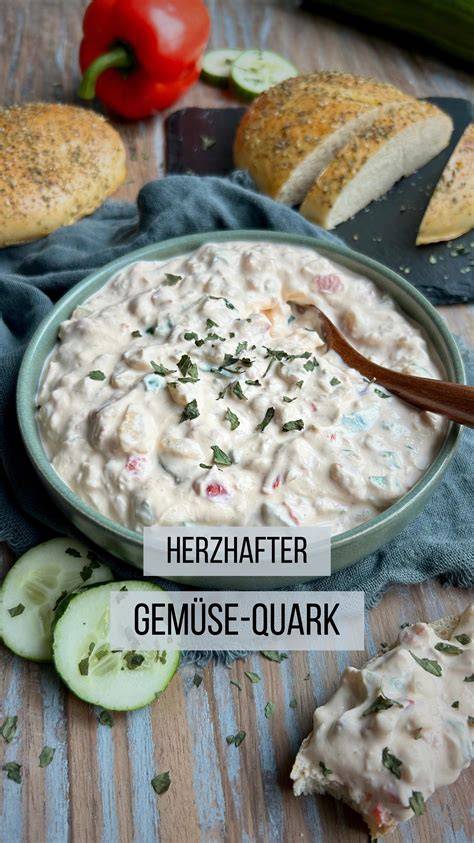 Schale mit DIY-Honig-Maske und Zutaten (Mandelöl, Quark)