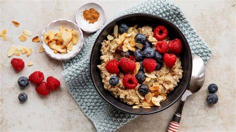 Schale mit Edeka Beeren Porridge, garniert mit Beeren und Nüssen