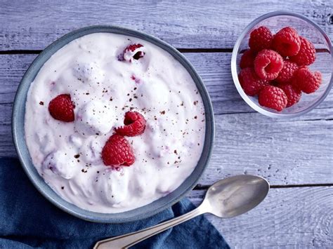 Schale mit Himbeer-Heidelbeer-Quark