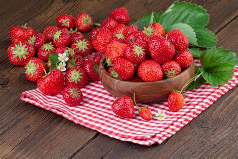 Schale mit Matcha-Eis und frischen Erdbeeren