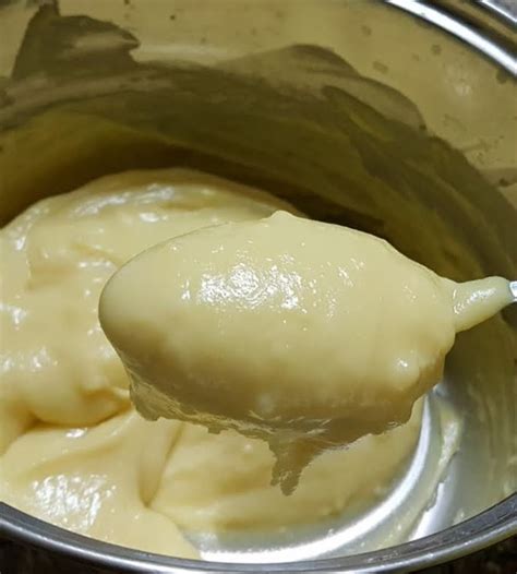 Schale mit Puddingcreme und Schlagsahne