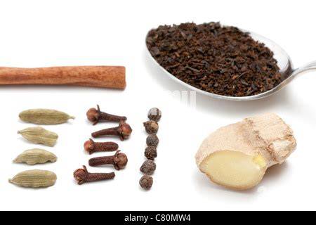 Schale mit Schoko-Chai-Zutaten: Zimt, Kakaoschalen, Kardamom, Ingwer