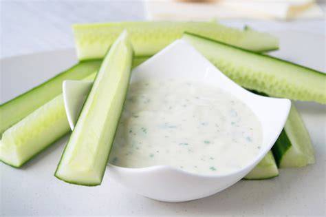 Schale mit Trüffel-Frischkäse-Dip, umgeben von Karotten- und Gurkensticks