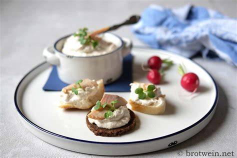 Schale mit Trüffel-Mascarpone Aufstrich und Crackern