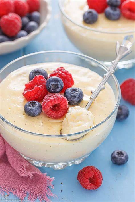 Schale mit Vanillepudding und frischen Beeren - ideale Konsistenz bei Halsschmerzen