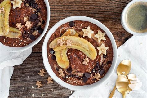 Schale mit cremigem Schoko-Porridge und karamellisierter Banane