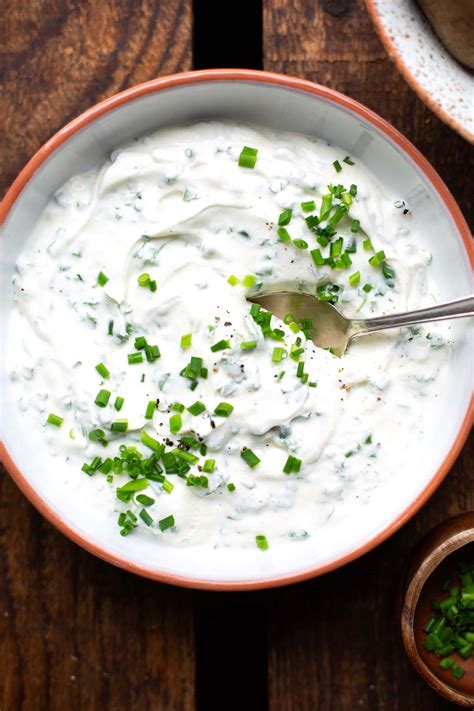 Schale mit fertiger Honig-Senf-Sauce, Schnittlauch obenauf